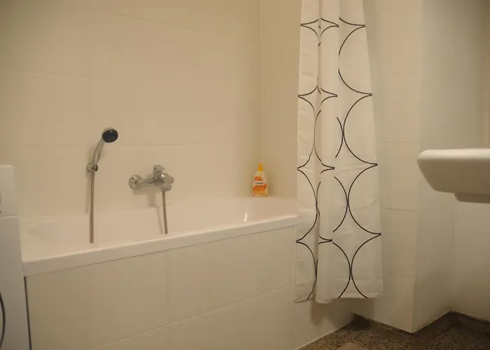 Lovely Renovated 11 - Easy Self Check In Апартаменты *