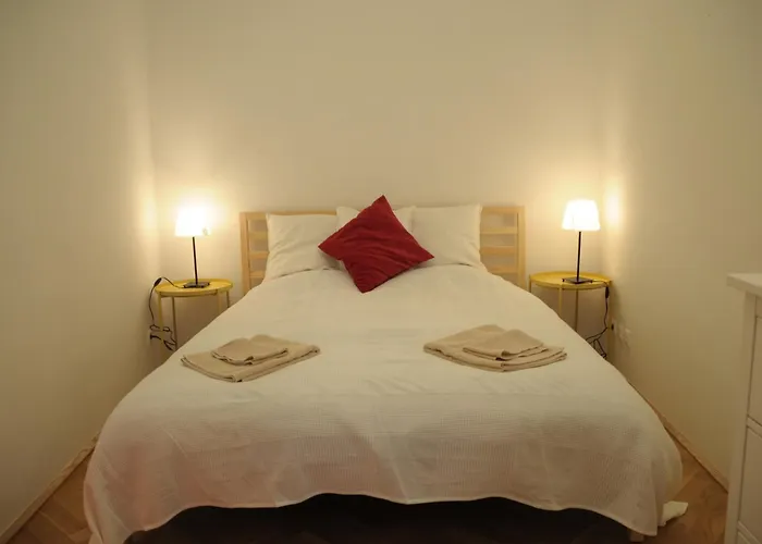 Апартаменты Lovely Renovated 11 - Easy Self Check In *